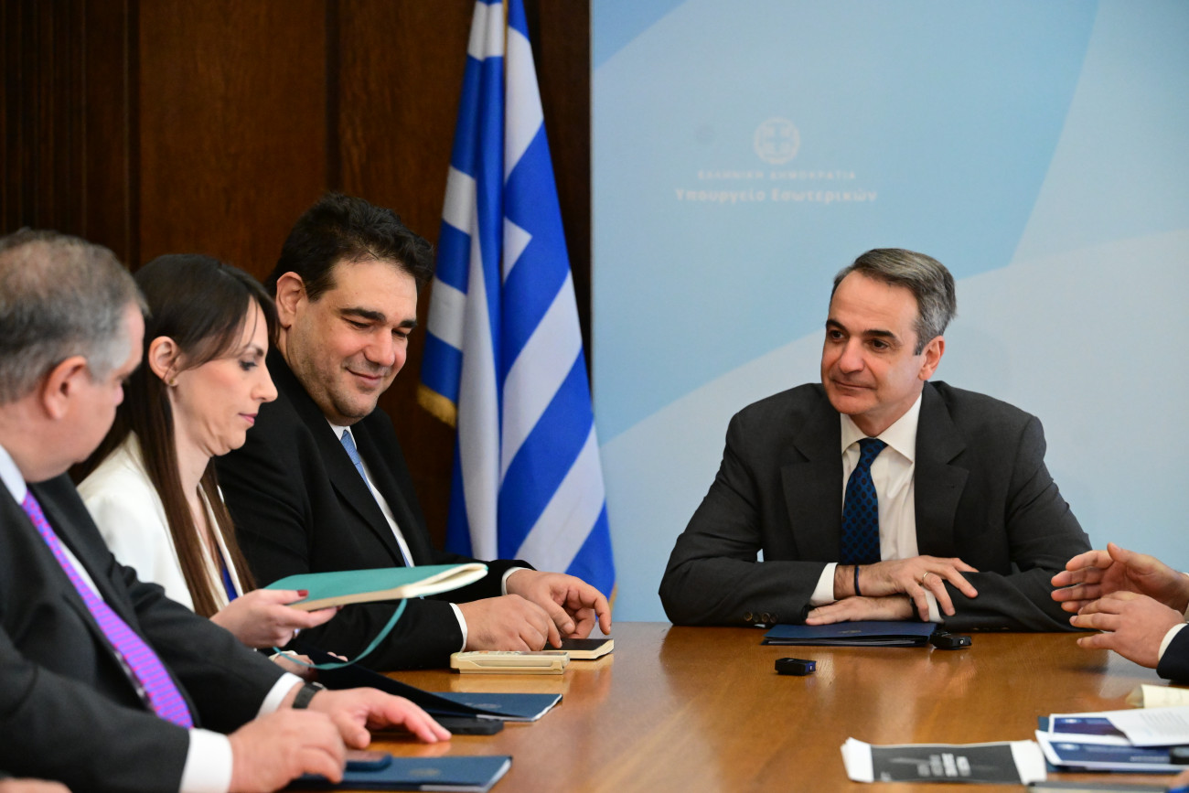 Συνάντηση υπό τον πρωθυπουργό στο υπουργείο Εσωτερικών