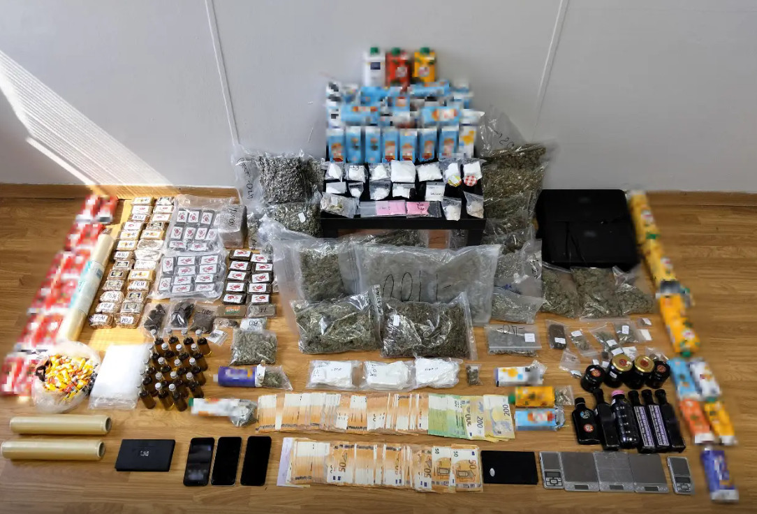 Εξαρθρώθηκε σπείρα διακίνησης ναρκωτικών στην Αττική με κρυφές συσκευασίες