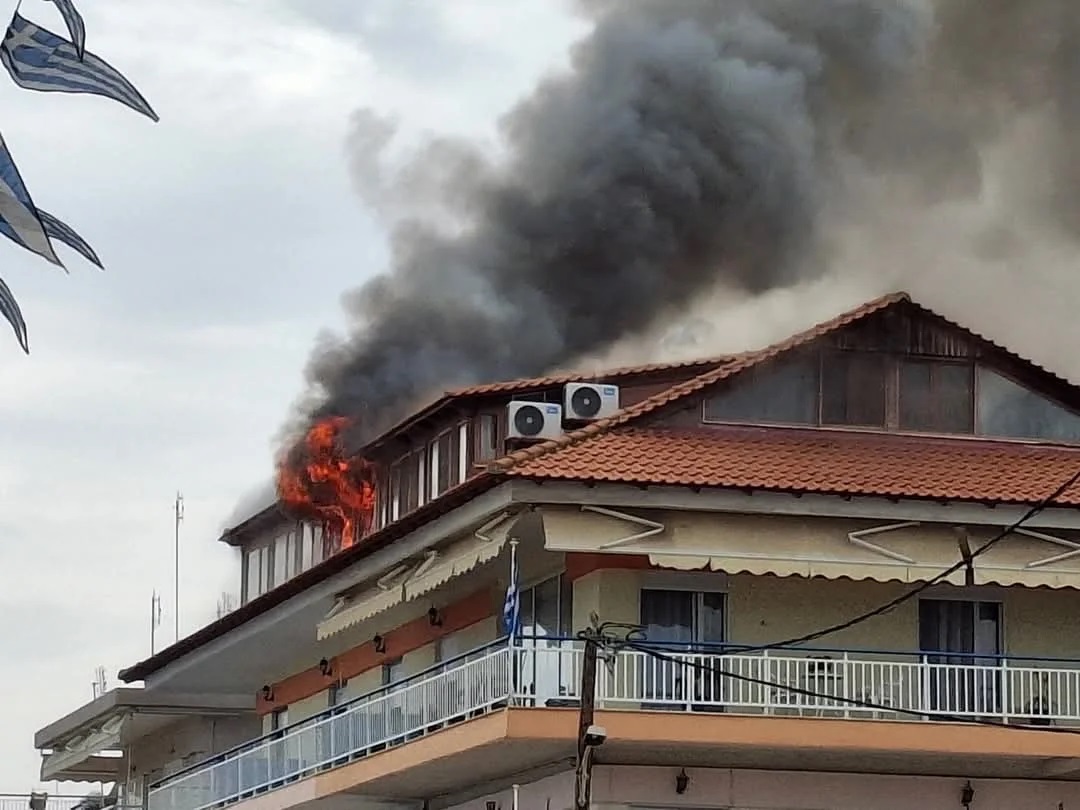 Χαλκιδική: Φωτιά σε σπίτι στη Νέα Καλλικράτεια διακόπτει τη μαθητική παρέλαση