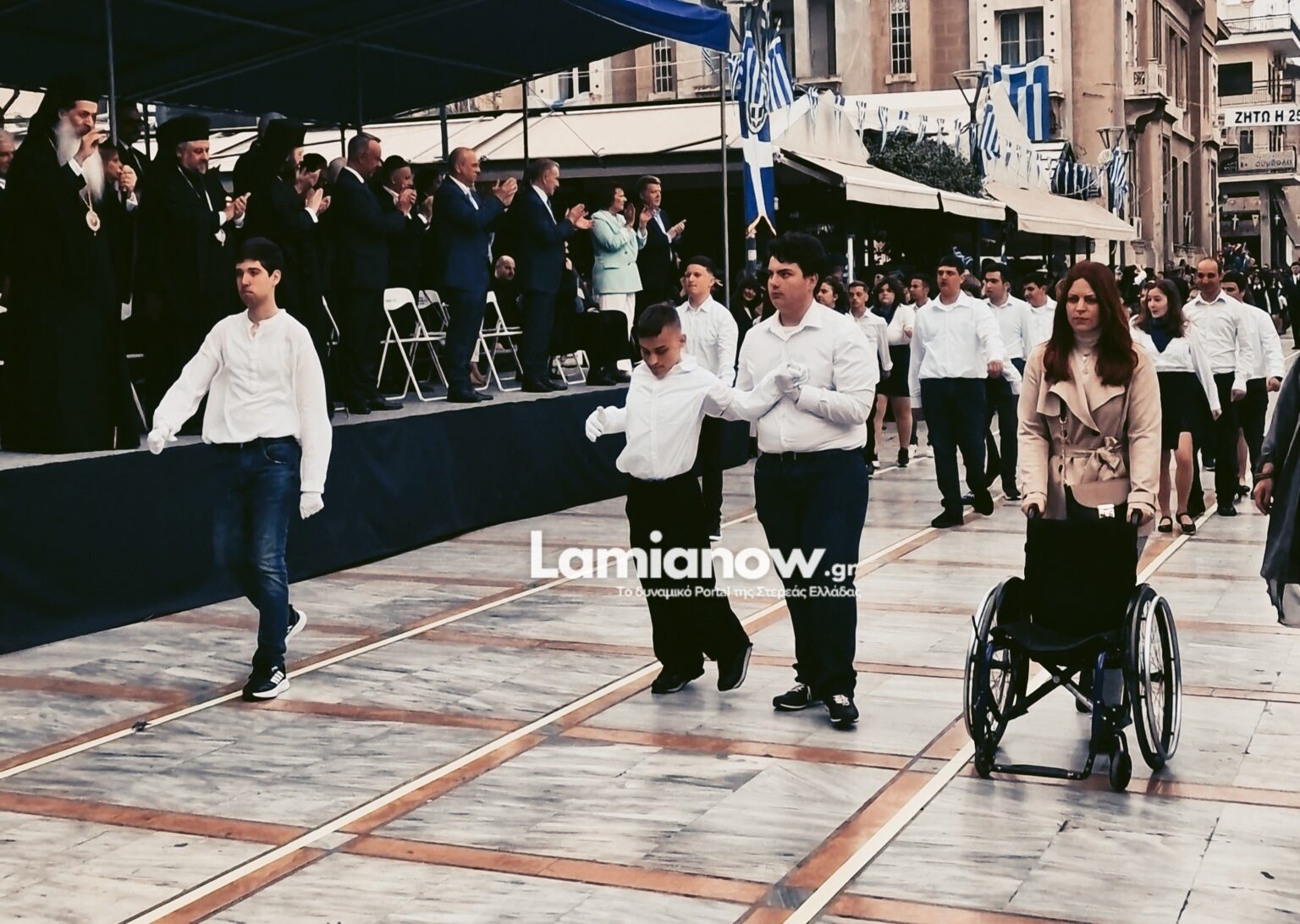 Συγκινητική στιγμή: Μαθητής με κινητικά προβλήματα σηκώθηκε από το αμαξίδιο και παρέλασε στη Λαμία