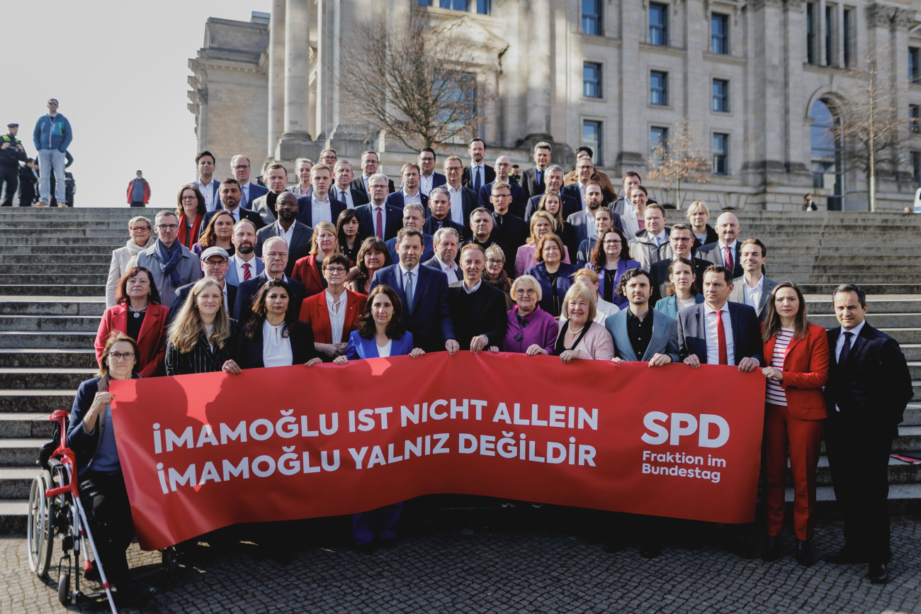 Η στήριξη του SPD στον Ιμάμογλου: Πανό ενάντια στη σύλληψή του από βουλευτές