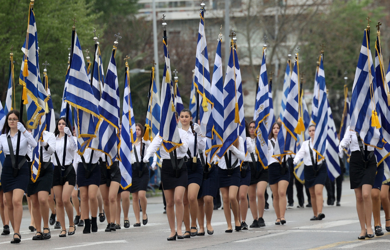 Περήφανη παρέλαση στη Θεσσαλονίκη για την επέτειο της Επανάστασης του 1821 παρά το ψιλόβροχο