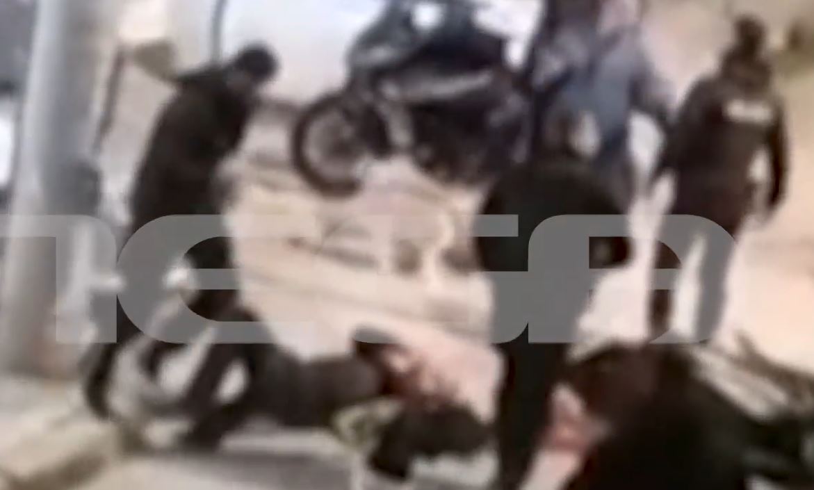 Αιγάλεω: Συμπλοκή με αστυνομικούς και τραυματισμένος αστυνομικός – Βίντεο ντοκουμέντο