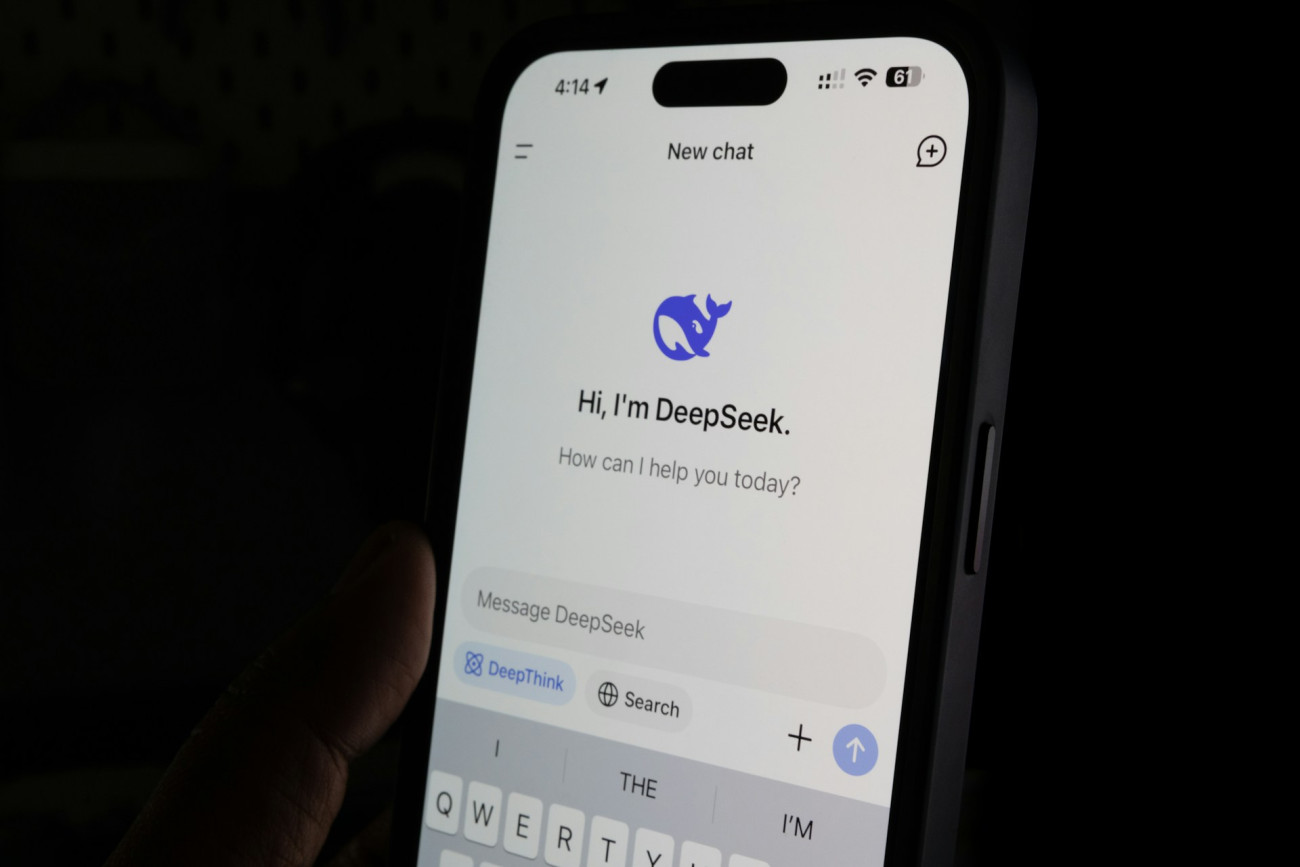Η DeepSeek αναβαθμίζει το AI μοντέλο της, εντείνοντας τον ανταγωνισμό με την OpenAI