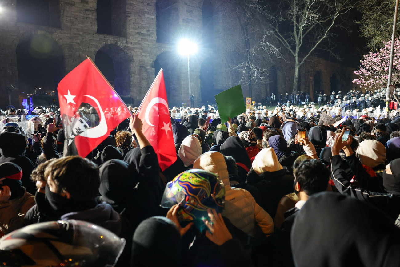 Κωνσταντινούπολη: Συνεχιζόμενες διαδηλώσεις για τον Ιμάμογλου για έβδομη νύχτα