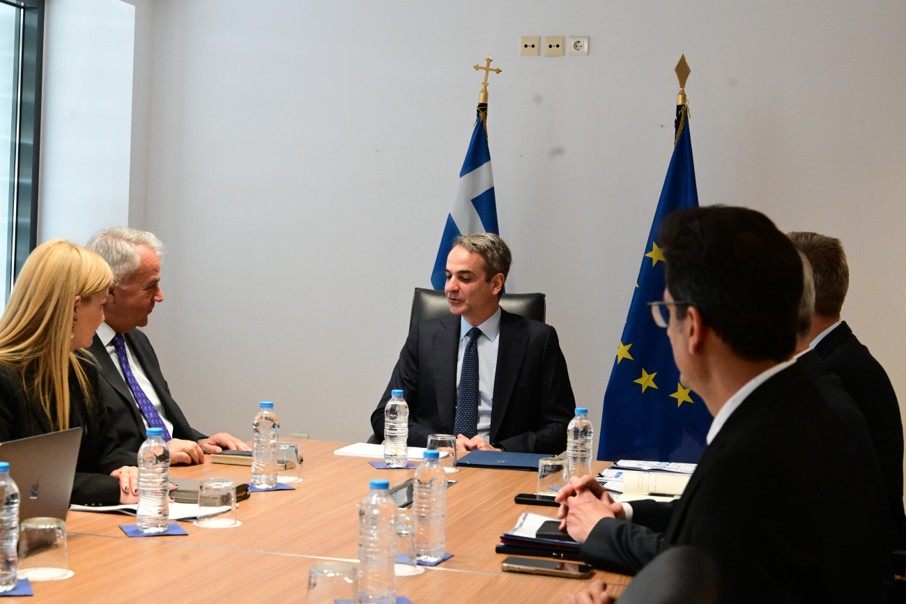 Υποδοχή Μητσοτάκη στο υπουργείο Μετανάστευσης και Ασύλου