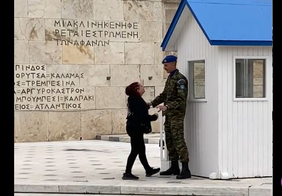 Συνελήφθη υπάλληλος της Βουλής για απόπειρα υβριστικών συνθημάτων στο Μνημείο του Άγνωστου Στρατιώτη