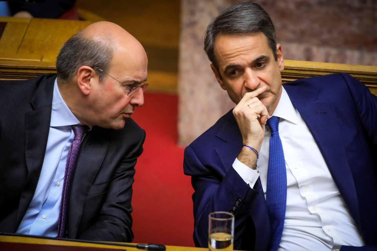 Επικοινωνιακή στροφή της κυβέρνησης με περιορισμένες αυξήσεις – Δεν θα λύσουν τα προβλήματα, τονίζουν τα κόμματα της αντιπολίτευσης