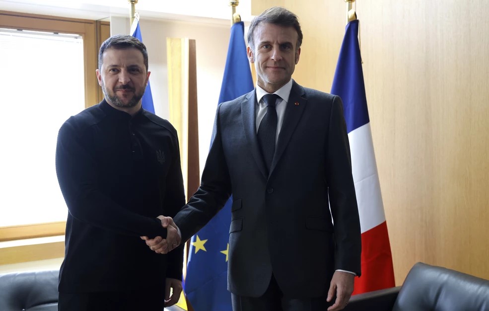Μακρόν: Δύο δισεκατομμύρια ευρώ επιπλέον βοήθεια στην Ουκρανία – Κίνδυνος για την παγκόσμια ειρήνη η Ρωσία