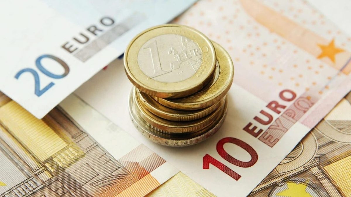 Κατώτατος μισθός: Αύξηση στα 880 ευρώ από 1η Απριλίου – Επικαιροποίηση επιδομάτων και τριετιών
