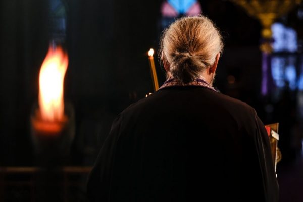 Λαμία: Αρχιμανδρίτης επιτέθηκε σε αστυνομικούς μετά την αφαίρεση των πινακίδων του