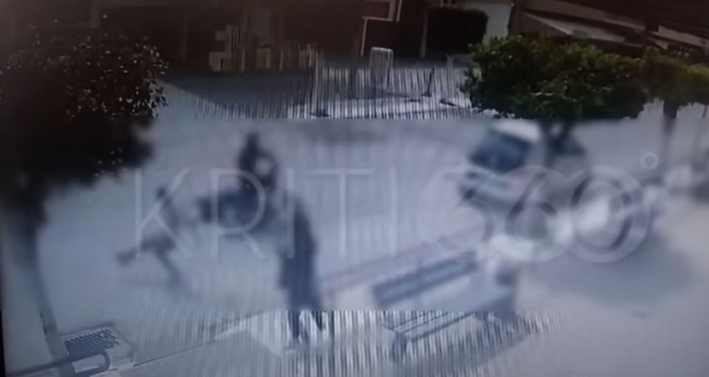 Τροχαίο στην Κρήτη: Οδηγός μηχανής παρέσυρε μαθητή και εξαφανίστηκε – Βίντεο