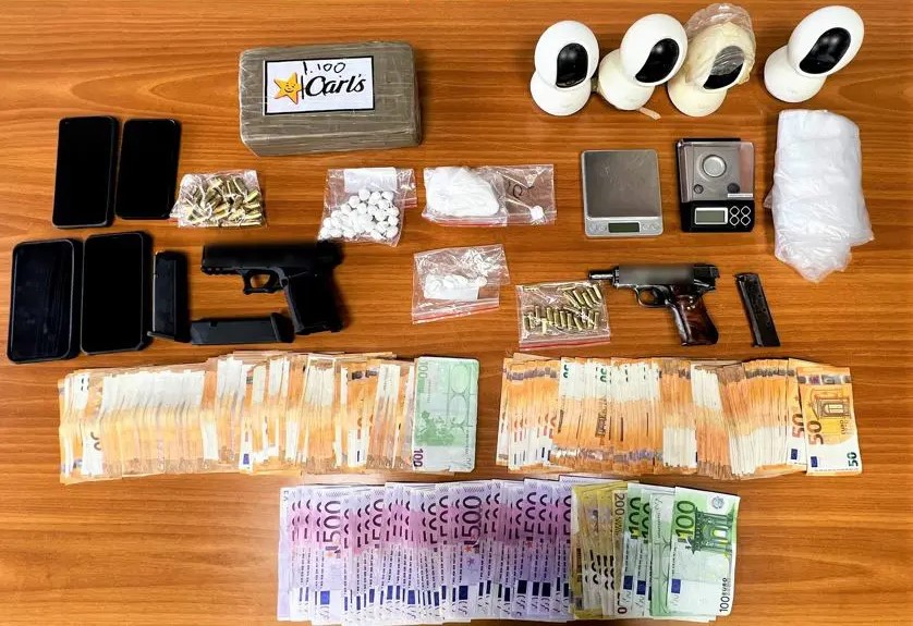 Συνελήφθησαν δύο άτομα για κατοχή και διακίνηση ναρκωτικών στην Αττική – Βρέθηκαν όπλα, σφαίρες και 40.000 ευρώ