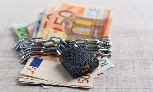 Διαρκές πρέσινγκ στους οφειλέτες: Κατασχέσεις λογαριασμών και μέτρα για χρέη στην εφορία