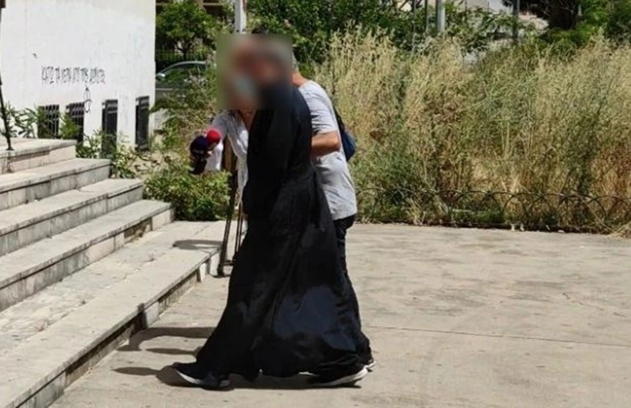 Αγρίνιο: Θύμα ιερέα αποκαλύπτει τις φρικτές εμπειρίες του σε σκοτεινό δωμάτιο