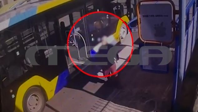 Σοκαριστικό βίντεο: Η στιγμή της επίθεσης με κατσαβίδι στον επιβάτη λεωφορείου από 51χρονο