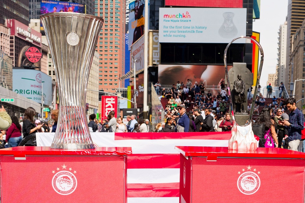 Στην Times Square οι δύο ευρωπαϊκοί τίτλοι του Ολυμπιακού (vid)