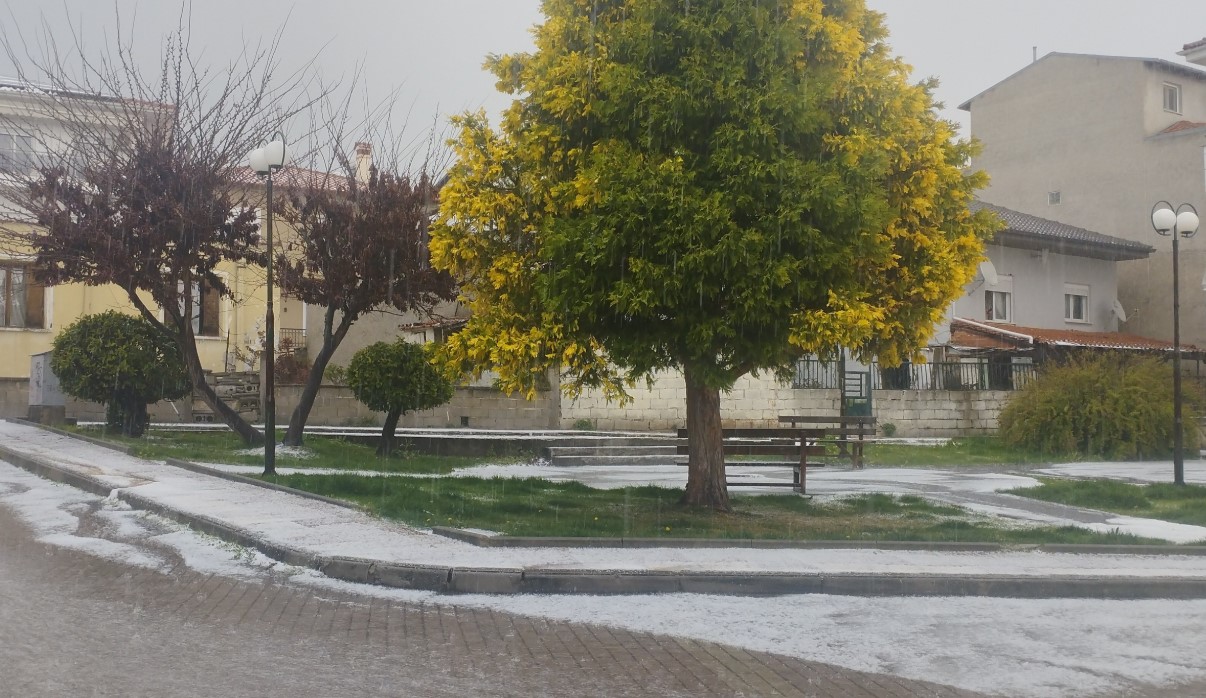 Κοζάνη: Σημαντική χαλαζόπτωση λευκαίνει τους δρόμους το μεσημέρι της Κυριακής
