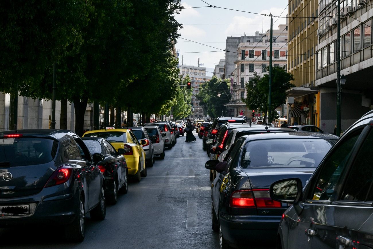 Δυσκολίες στην κυκλοφορία: Φρακαρισμένοι οι κεντρικοί δρόμοι της Αθήνας λόγω βροχής