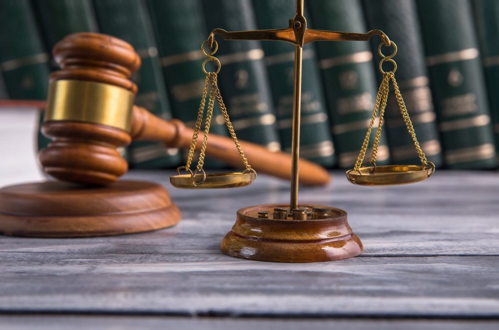 Ένωση Δικαστών και Εισαγγελέων: Υποχρέωση της κυβέρνησης η καταβολή 13ου και 14ου μισθού
