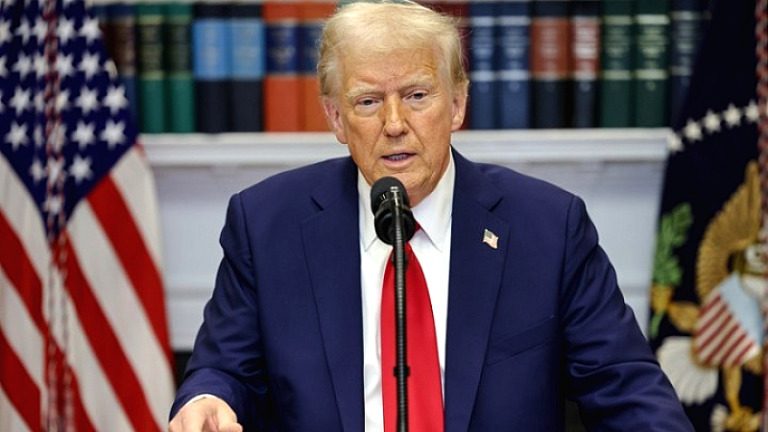 Ο Ντ. Τραμπ κλιμακώνει τον εμπορικό πόλεμο - Υψηλοί δασμοί στις εισαγωγές από Κίνα και ΕΕ