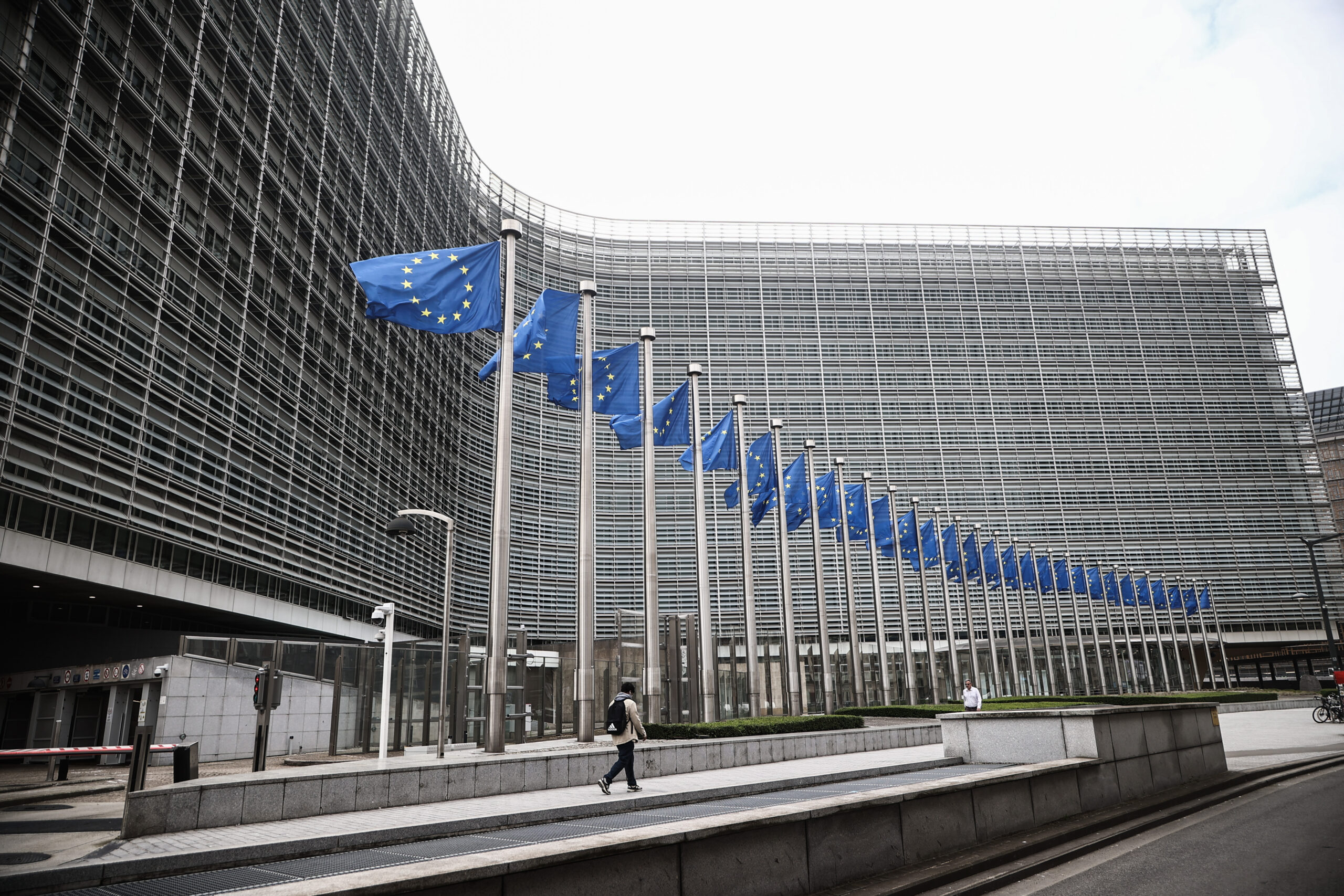 Στην Κομισιόν η Έκθεση Προόδου για την ελληνική οικονομία – Πλεόνασμα, ρήτρες και φοροελαφρύνσεις στο σχέδιο της κυβέρνησης