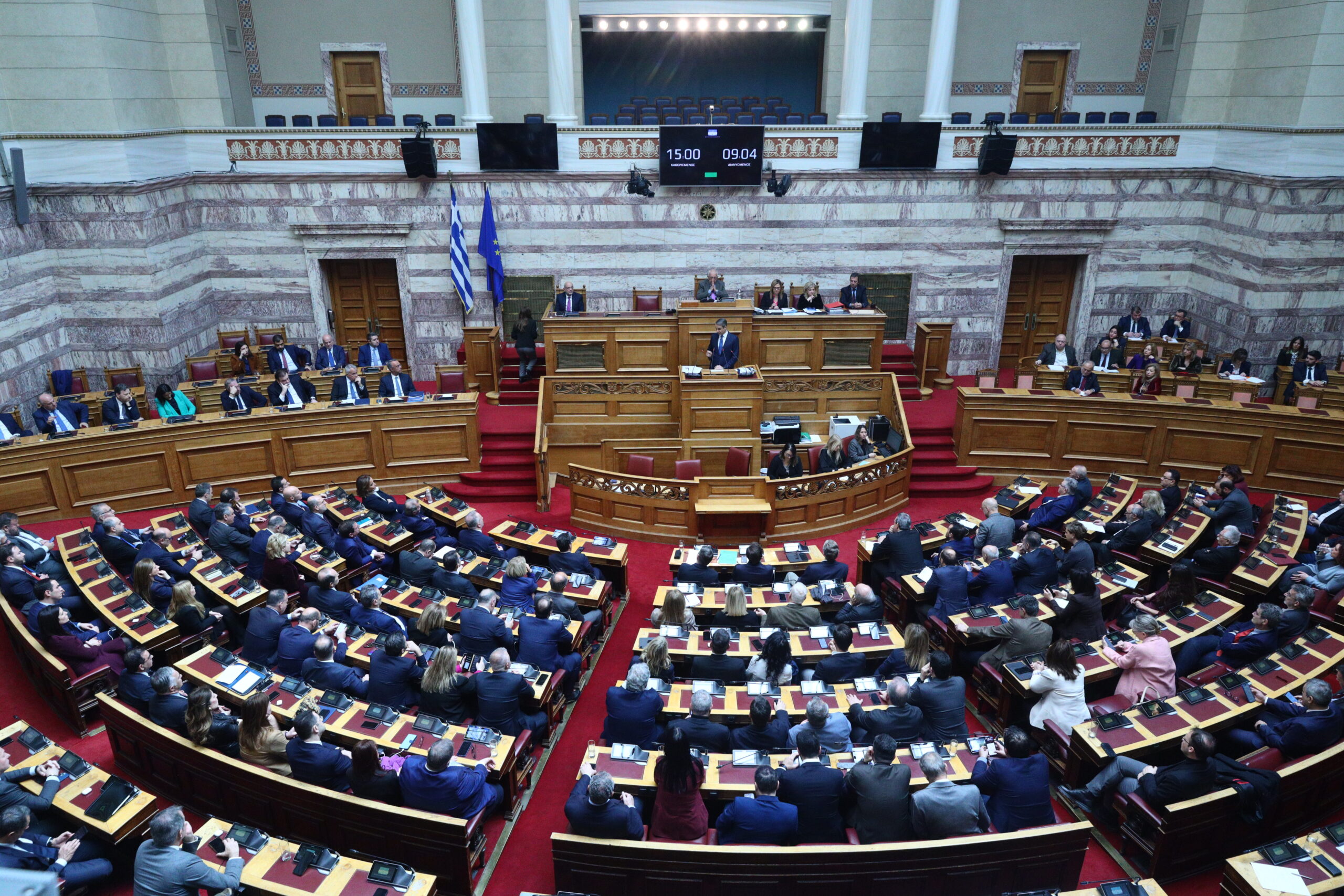Η «μάχη» των εντυπώσεων και των πλεονασμάτων μεταξύ κυβέρνησης και αντιπολίτευσης