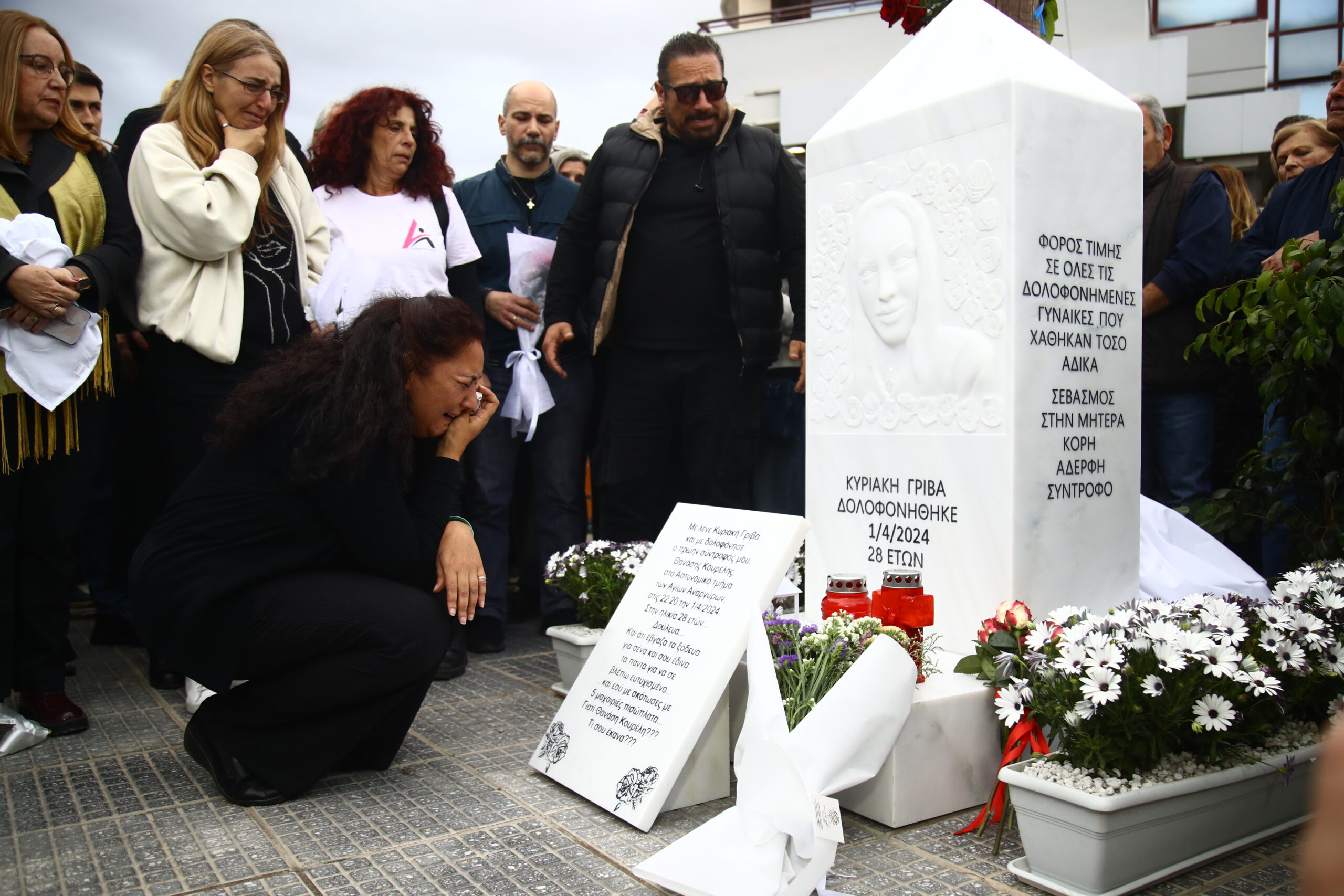 Κυριακή Γρίβα: Ένας χρόνος από την στυγερή δολοφονία της – Σπάραξαν οι γονείς της στα αποκαλυπτήρια μνημείου έξω από το ΑΤ Αγίων Αναργύρων