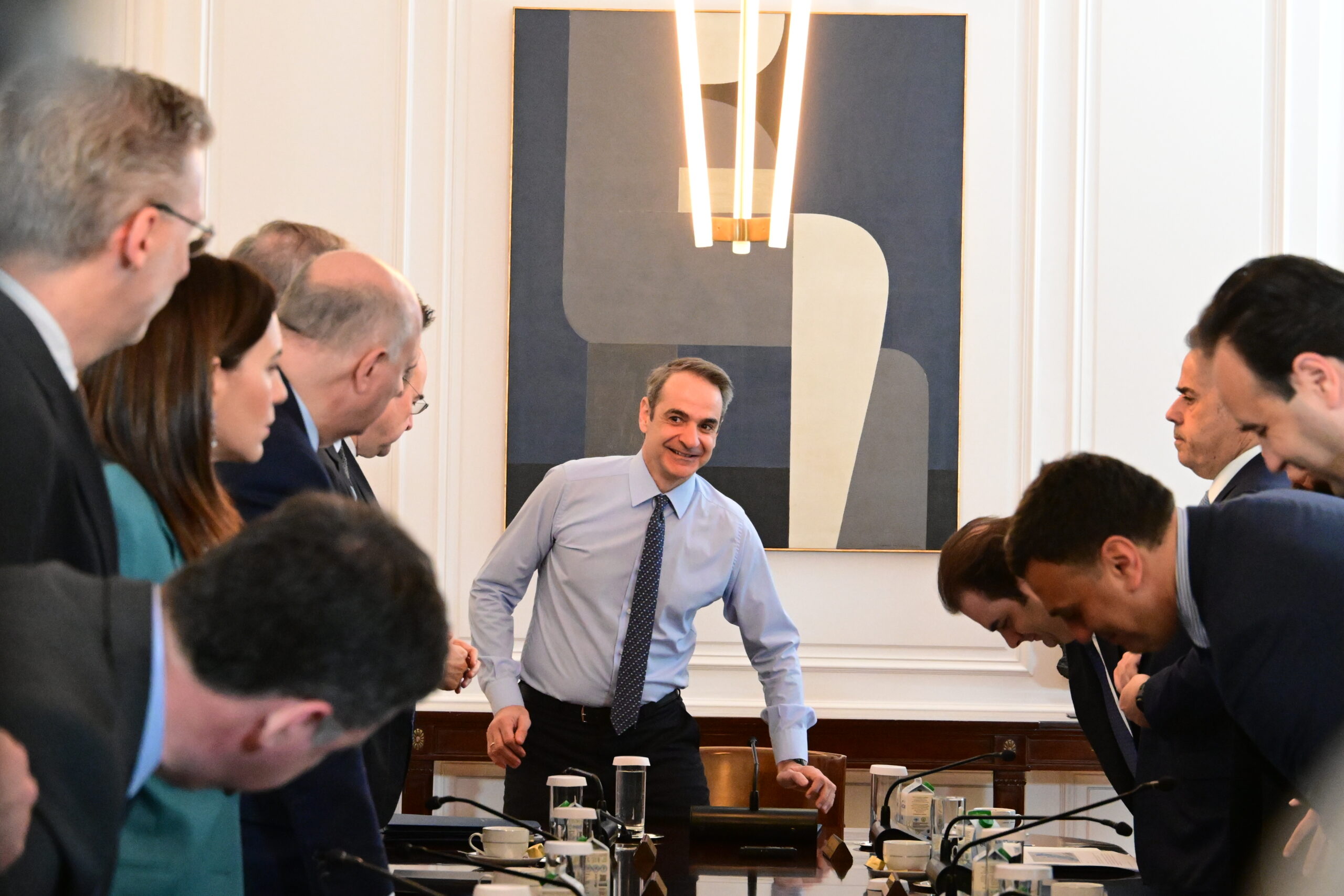 Ο Μητσοτάκης «παίζει» το χαρτί του (νέου) ανασχηματισμού για να συγκρατήσει τα «αντάρτικα» των βουλευτών του