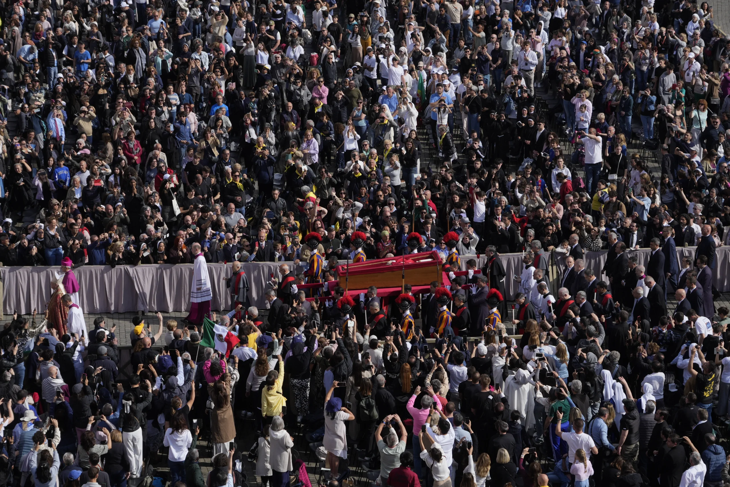 Στη Βασιλική του Αγίου Πέτρου η σορός του Πάπα Φραγκίσκου – Live το προσκύνημα