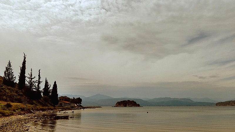 Βροχοπτώσεις και αφρικανική σκόνη συνοδεύουν τη μικρή πτώση της θερμοκρασίας