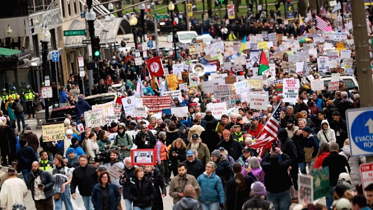 Χιλιάδες Αμερικανοί διαδηλώνουν στις ΗΠΑ κατά των πολιτικών του Τραμπ και του Μασκ