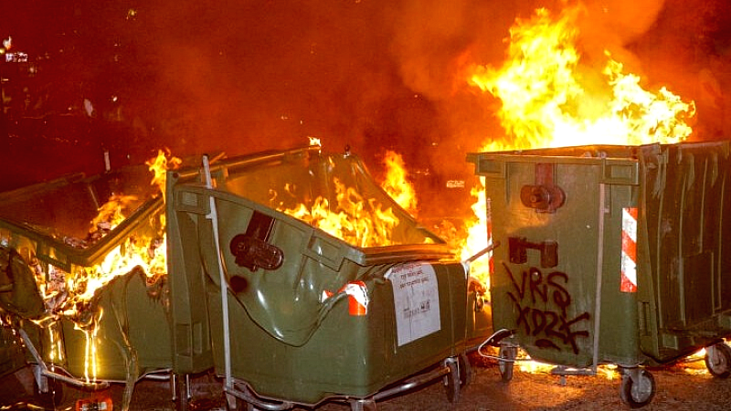 Πυρκαγιά σε κάδους απορριμμάτων στη Θεσσαλονίκη