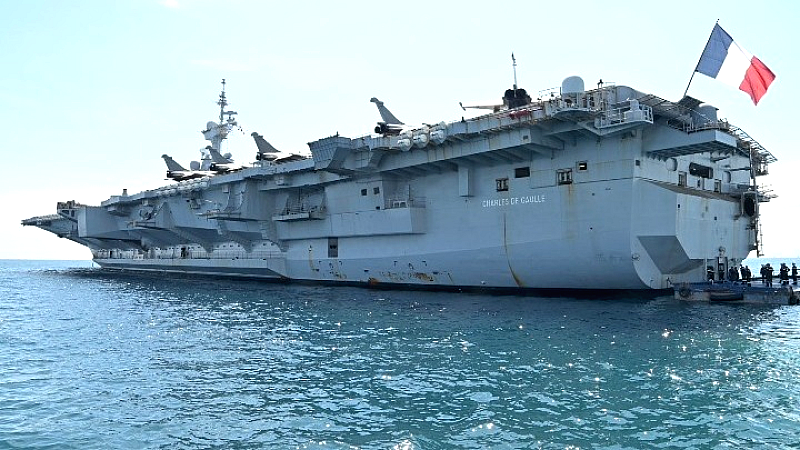 Επίσκεψη του αρχηγού ΓΕΝ στο γαλλικό αεροπλανοφόρο Charles De Gaulle στο λιμάνι του Πειραιά