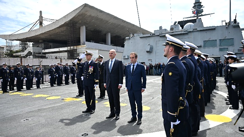 Επίσκεψη Δένδια και Λεκορνί στη γαλλική φρεγάτα Alsace στον Πειραιά