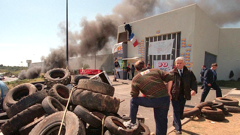 Γαλλία: Επίθεση σε φυλακές με εμπρησμούς και πυρά από αυτόματα όπλα