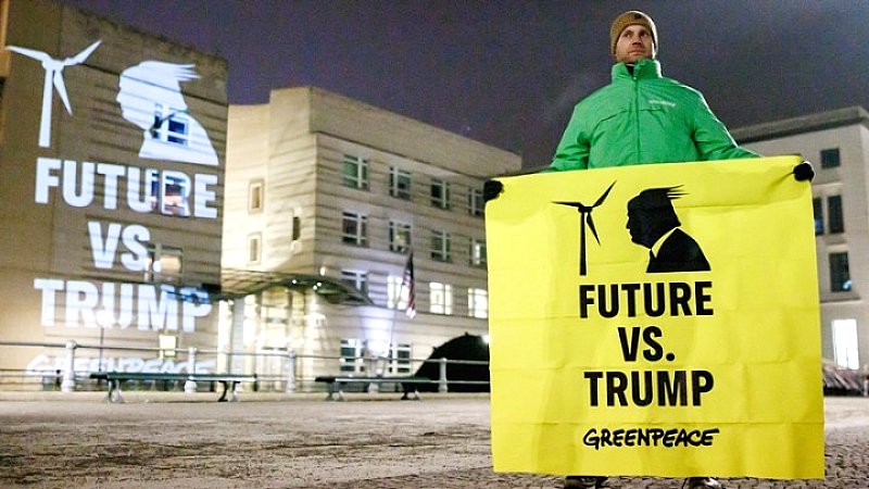 Greenpeace: Ακτιβιστές στόχευσαν το Trump Turnberry στη Σκωτία