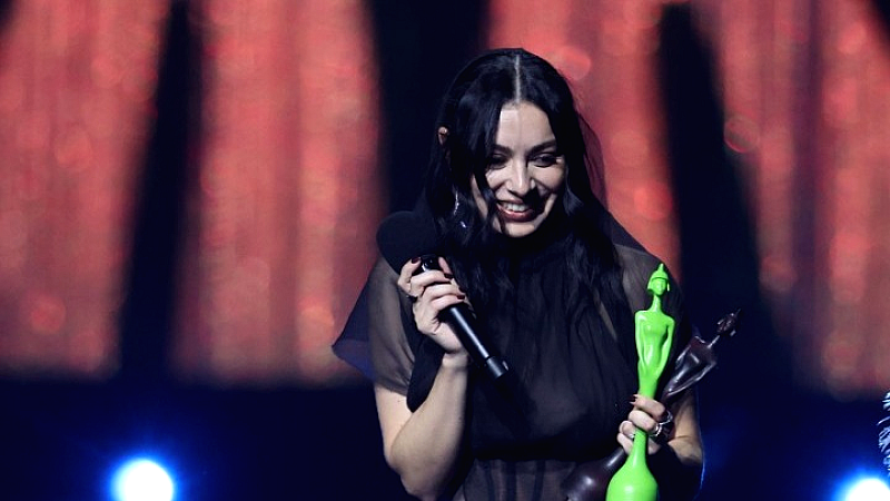 Η Charli xcx αναλαμβάνει πρωταγωνιστικό ρόλο στην ταινία του Τακάσι Μίικε