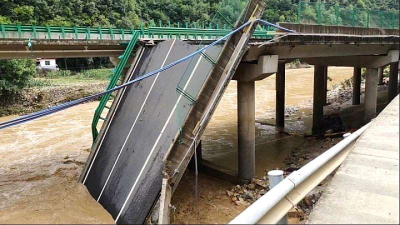 Επειγόντως εξετάζεται από την Εισαγγελία η κατάρρευση του δρόμου Ρακοπόταμου – Κεραμιδίου