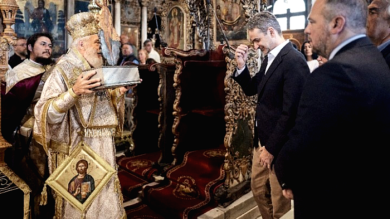 Ο πρωθυπουργός παρακολούθησε τη Θεία Λειτουργία της πρώτης Αναστάσεως στην Τήνο