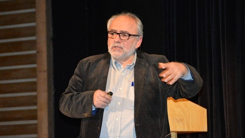 Ο καθηγητής γενετικής Ζ. Σκούρας προειδοποιεί: «Η τεχνητή νοημοσύνη θα είναι θλιβερή σε μια κοινωνία που δεν σκέφτεται»