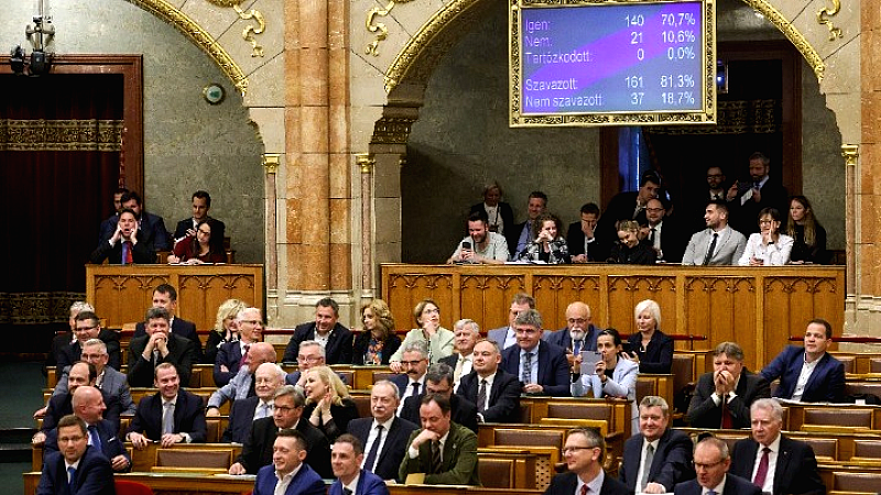 Ουγγαρία: Εγκρίνεται η αναγνώριση μόνο δύο φύλων στο Σύνταγμα, με στόχο την προστασία των παιδιών