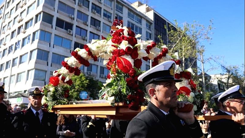 Συγκινητική συνάντηση Επιταφίων στην πλατεία Αριστοτέλους – Μήνυμα του Μητροπολίτη Θεσσαλονίκης Φιλόθεου