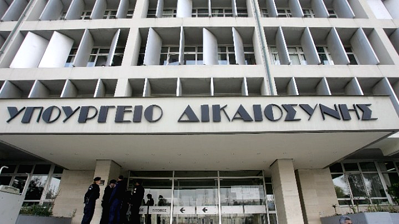 Νομικές αλλαγές από το Υπουργείο Δικαιοσύνης: περιορισμοί στη γονεϊκότητα για ομόφυλα ζευγάρια και νέα παραγραφή για υπουργούς