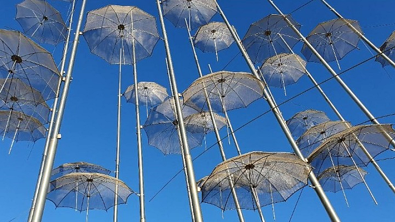 Νέα εποχή για τη Νέα Παραλία: Ανακατασκευή του Κήπου του Νερού και ανανέωση των Ομπρελών