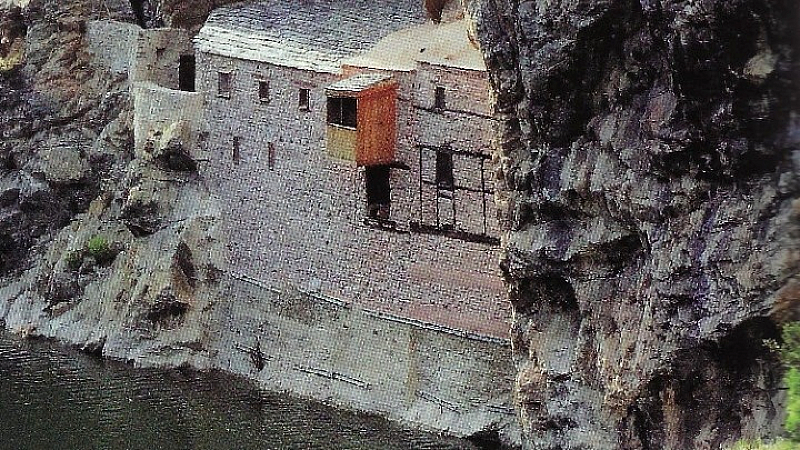 Ανακαλύπτοντας το ασκηταριό του Αγίου Νικάνορα στη βραχονησίδα του Αλιάκμονα