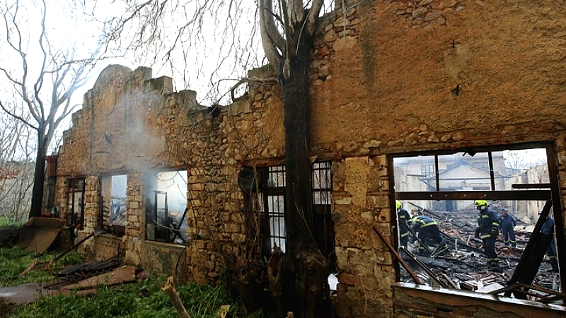 Πυρκαγιά σε εγκαταλελειμμένο εργοστάσιο στα Άνω Πατήσια: Σε ύφεση η κατάσταση