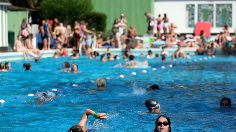 Στο Παρίσι, οι δημοτικές πισίνες εν μέσω επιθεωρήσεων λόγω καταγγελιών για παρακολούθηση