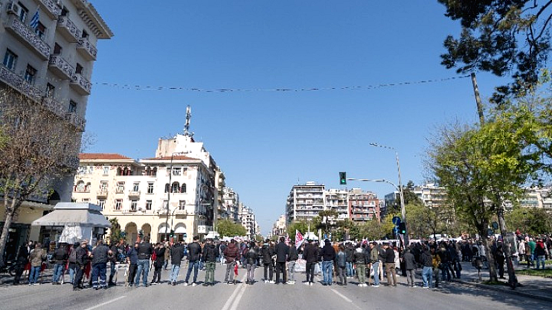 Σε πλήρη εξέλιξη οι απεργιακές συγκεντρώσεις ΓΣΕΕ και ΑΔΕΔΥ με αιτήματα για καλύτερες συνθήκες εργασίας