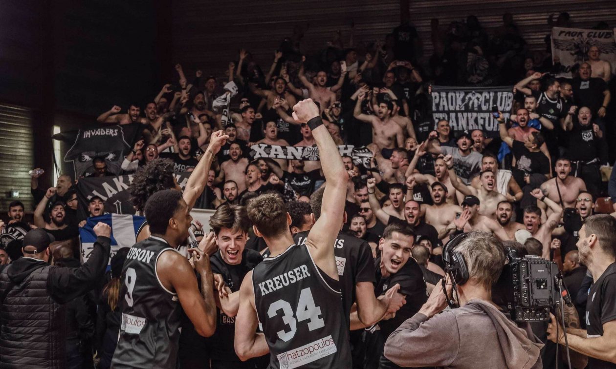 ΠΑΟΚ: Ενθουσιασμός και αποθέωση στο αεροδρόμιο από τους οπαδούς για την ιστορική πρόκριση στους τελικούς του FIBA Europe Cup